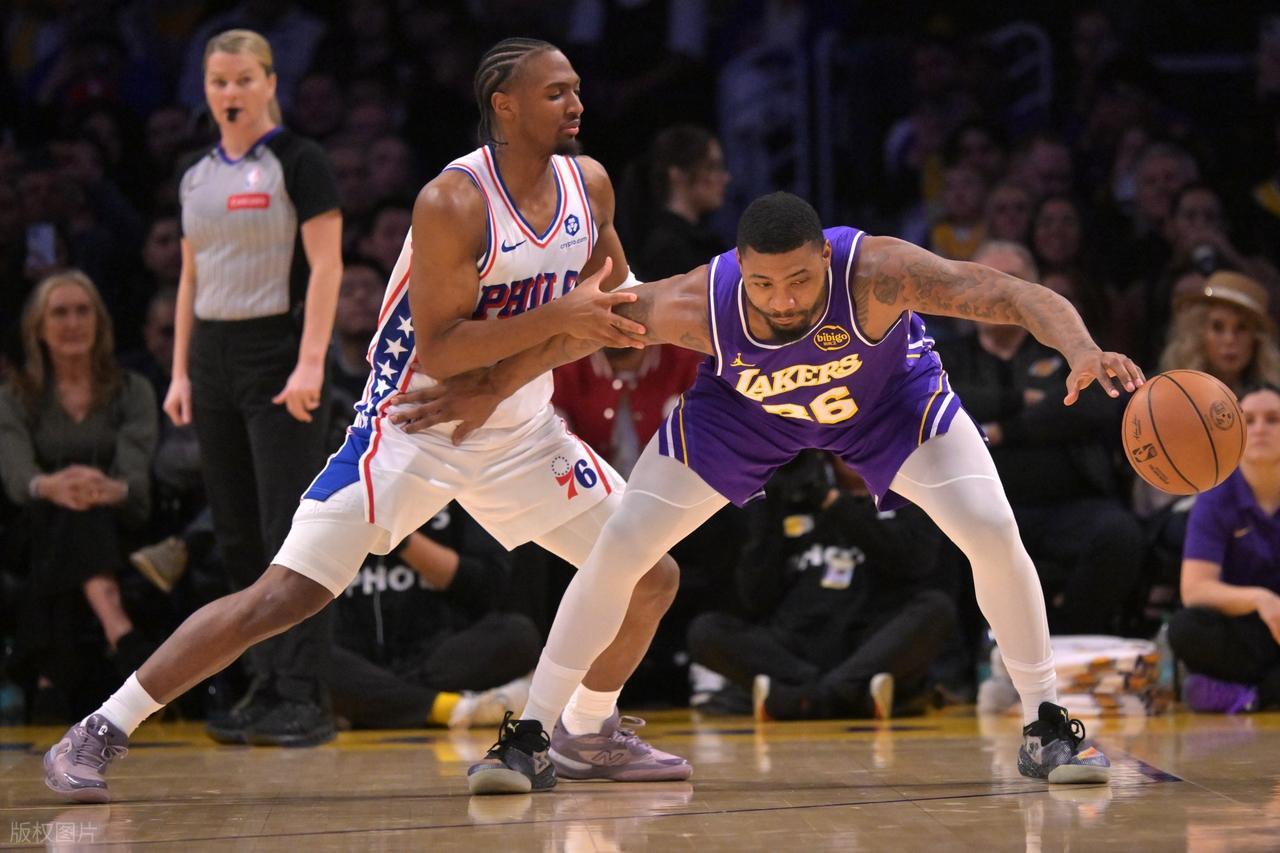 开云网页版-不如退役！詹姆斯太抽象！东契奇受伤，里夫斯救主，恩比德35+7+7